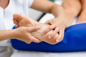 How to fix plantar fasciitis: massaging the plantar fascia at the heel
