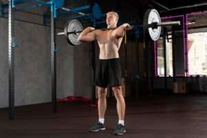 Lifter pressing overhead while avoiding shoulder pinching when lifting
